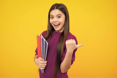 Kitaplı okul çocuğu. Öğrenim ve eğitim