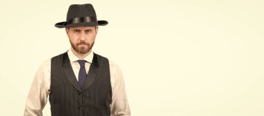 İnsan yüzü portresi, fotokopi alanı olan pankart. Beyaz arka planda izole edilmiş iş adamı ve şapka, zarafet.