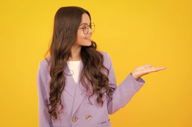 Etkileyici genç kız, tavsiye edilen mekanı gösteriyor. Çocuk ergen, fotokopi alanını göstererek uzaklığı gösteriyor