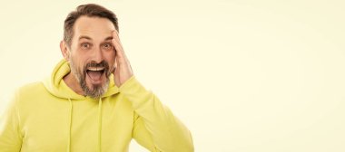 İnsan yüzü portresi, fotokopi alanı olan pankart. şaşırmış yetişkin bir adam eğitim kitabı ya da defter tutar ve beyaz üzerine izole kitap okur, sıkı çalışır