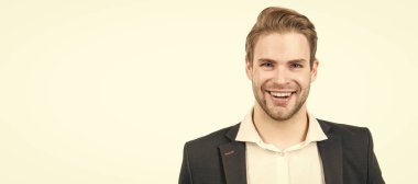 İnsan yüzü portresi, fotokopi alanı olan pankart. Takım elbiseli iş adamı, izole edilmiş stüdyo geçmişi, afiş. En iyi hukuk profesörü. Mutlu avukat beyazla izole edilmiş. İş avukatı