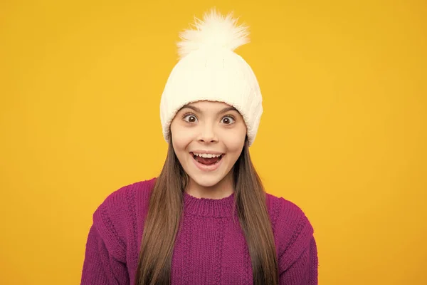 Σύγχρονη Έφηβος Κορίτσι Φορώντας Πουλόβερ Και Πλεκτό Καπέλο Απομονωμένο Κίτρινο — Φωτογραφία Αρχείου
