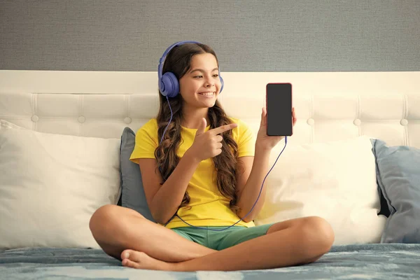 Teenager Child Girl Wearing Headphones Listening Music Smart Phone Sitting — Stockfoto