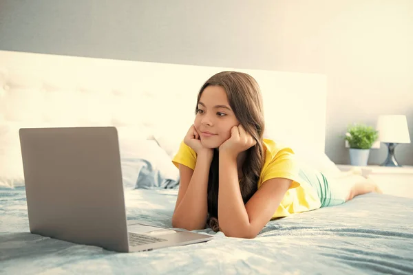 Young Smiling Girl Lying Bed Laptop Happy Teen Girl Positive — Stock Fotó