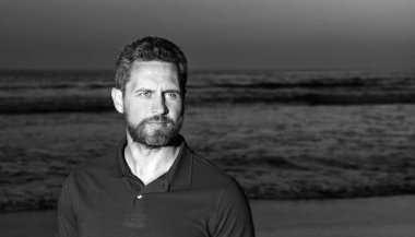 Yazın güneş doğarken, sahilde, fotokopi çekerken, yazın denizin üstünde portre yapan adam..