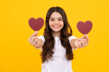 Mutluluk çocuklar ve aşk konsepti. Kırmızı kalpli romantik genç kız, dünya kalbi günü, mutlu sevgililer günü. Mutlu ergen, pozitif ve gülümseyen genç kız duyguları