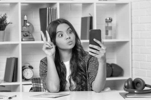 Vlogger Telefonem Komórkowym Pokaż Gest Pokoju Szczęśliwy Nastolatek Dziewczyna Blogger — Zdjęcie stockowe