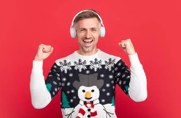 Canciones Navidad Hombre Con Auriculares Retrato Hombre Mediana Edad Suéter —  Fotos de Stock