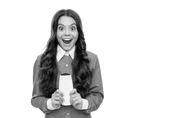 Şaşırmış çocuk uzun kıvırcık saçlı şampuan şişesini beyaz keratin ile izole ediyor..