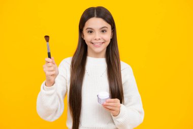 Makyaj yapan, pudra tutan ve fırçalayan genç kız. Pudrayla makyaj yapan güzel bir genç.