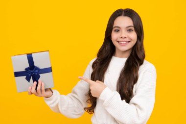 Sevimli ergen kız sevgililer günüyle kutluyor, romantik hediye kutusu veriyor. Hediye, selam ve hediye doğum günü konsepti. Mutlu yüz, pozitif ve gülümseyen genç kız duyguları