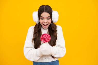 Şekerli lolipopu olan heyecanlı genç kız, mutlu çocuk 12, 13, 14 yaşında büyük şeker lolipopu yiyor, şekerleme yiyor.