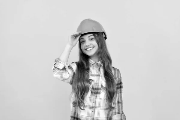 戴头盔的少女穿着格子衬衫的建筑工人小孩 建筑和施工概念 快乐的童工戴着硬礼帽 儿童发展 劳动节快乐 未来职业 — 图库照片