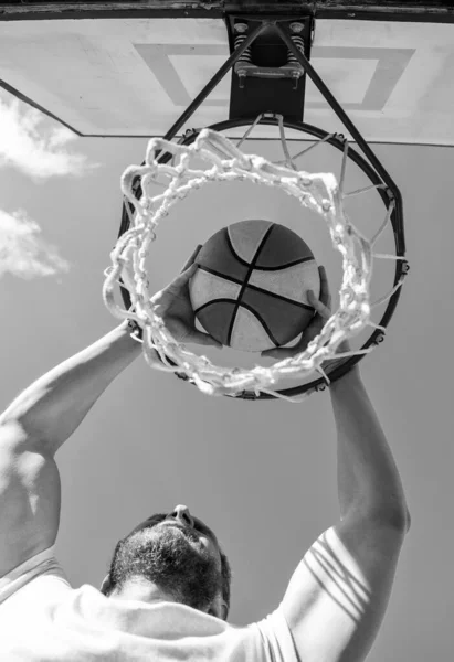 Uomo Dunking Pallone Basket Attraverso Anello Rete Con Mani Successo — Foto Stock