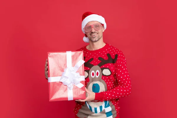 Hombre Sonriente Suéter Invierno Sombrero Santa Claus Chico Navidad Con —  Fotos de Stock