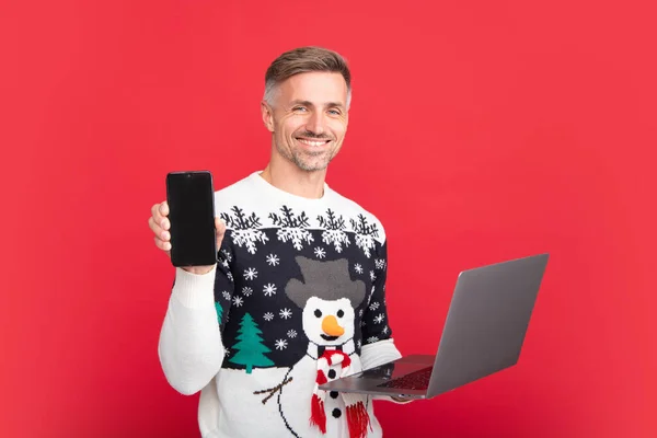 Zimowy Człowiek Laptopem Ekranem Telefonu Mikołaj Średnim Wieku Mężczyzna Boże — Zdjęcie stockowe