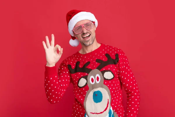 Hombre Alegre Suéter Invierno Gafas Fiesta Chico Navidad Sombrero Santa —  Fotos de Stock