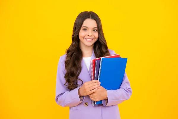 学校に戻る 本を学ぶ準備ができている10代の女子学生 女子高生子供オン孤立した黄色のスタジオの背景 — ストック写真