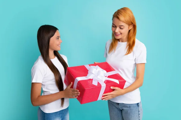 Love Mom Smiling Mother Daughter Gift Box Cheerful Mom Her — 스톡 사진