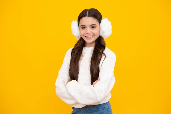 현대의 소녀는 스웨터를 노란색 배경에 귀마개를 소녀들의 긍정적 미소짓는 — 스톡 사진