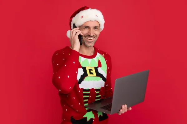 Santa Telefonní Kartou Notebookem Muž Vánočním Svetru Klobouk Barevném Pozadí — Stock fotografie