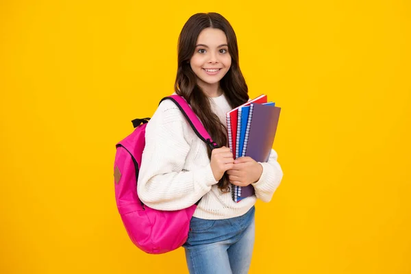 中学生の少女は黄色の孤立したスタジオの背景に本を持っています 学校と教育の概念 学校に戻る 幸せな顔 正と笑顔の感情のティーンエイジャーの女の子 — ストック写真