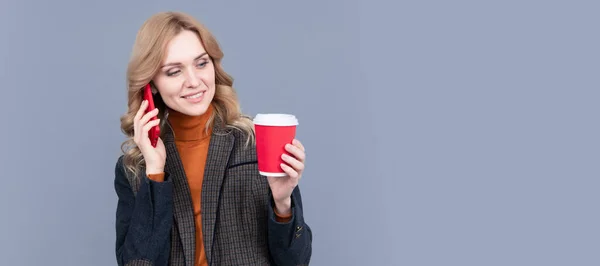 Conectando Con Alguien Una Mujer Habla Por Teléfono Bebiendo Café — Foto de Stock