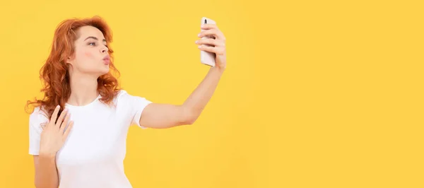 Kvinna Blåser Luft Kyss Selfie Med Kamera Telefon Gul Bakgrund — Stockfoto