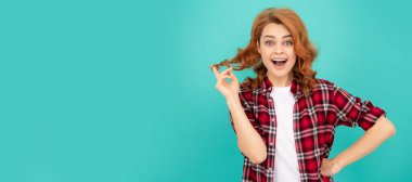 İzole edilmiş bir yüz portresi, kopyalanmış bir afiş. Kıvırcık saçlı, gülümseyen kadın. moda ve güzellik. Kadın model gündelik trend. Bir kızın portresi.