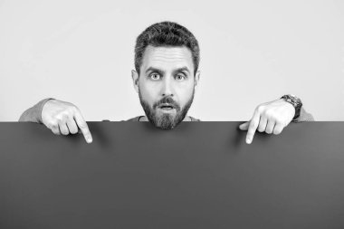 Olgun sakallı adamın boş mavi pankartı göstermesine şaşırdım. Reklam ve dedikodu için fotokopi alanı vardı..