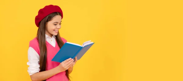 Menina Escola Adolescente Feliz Francês Boina Leitura Livro Fundo Amarelo — Fotografia de Stock