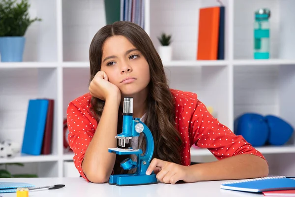 Okul Eğitimi Için Mikroskobu Olan Liseli Kız Yorgun Sıkılmış Genç — Stok fotoğraf