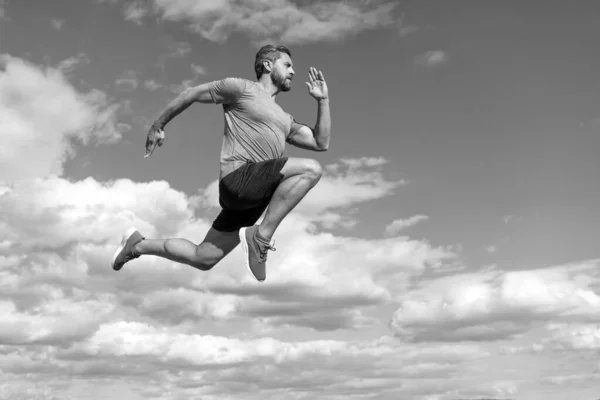 Энергичный Человек Спортсмен Мускулистым Телом Бегать Спортивной Одежде Открытом Воздухе — стоковое фото