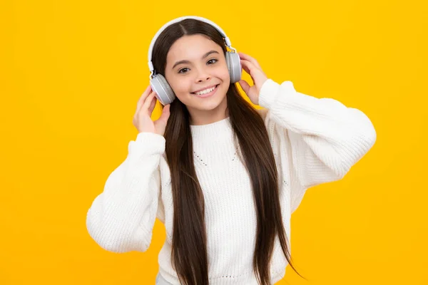 헤드폰을 오디오 앱으로 노래를 즐기는 청소년 노란색 스튜디오 위에서 음악을 — 스톡 사진
