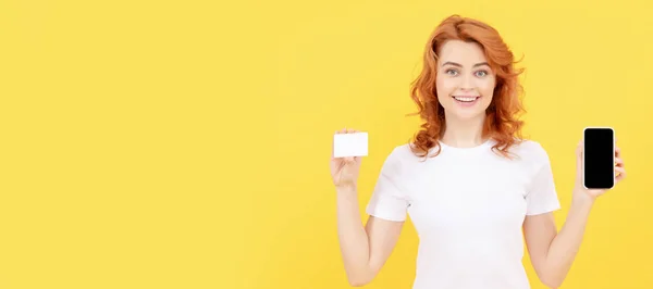 女性独立人脸肖像 横幅与模拟复制空间 快乐的红头发女人带着信用卡 借记卡和智能手机上网购物 上网购物 — 图库照片