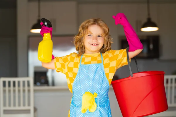 子供は掃除にダスターと手袋を使用します 面白い子供が家に押し寄せる 掃除用品掃除用品 家事と家庭清掃 — ストック写真