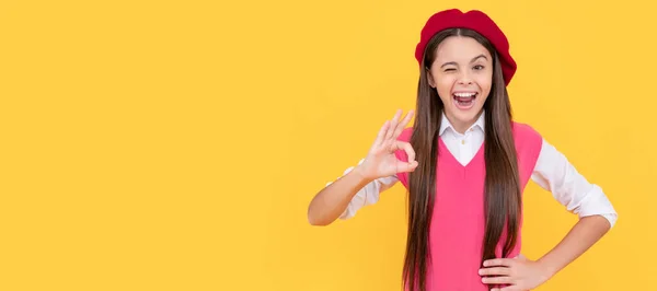 Щаслива Дівчина Підліток Французькому Береті Демонструє Окей Жест Жовтому Тлі — стокове фото