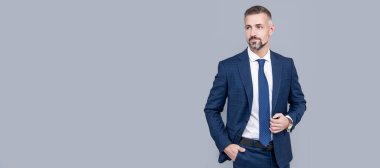 İnsan yüzü portresi, fotokopi alanı olan pankart. Takım elbiseli başarılı bir adam. kopyalama alanı. Erkek resmi moda. Profesyonel traşsız ceo