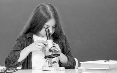 Kimya laboratuvarı. Araştırma eğitimi. Dürbünlü gelecekteki bilim adamı çocuk. Bilimsel metodu kullan. Bilim ve çocukluk. Mikroskop kullanan meraklı genç kız. Okula dönüyorum. biyoloji çalış,