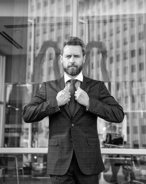 Resmi takım elbiseli, kendine güvenen sakallı iş adamı..