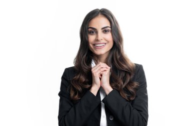 Romantik genç bir kadın kalp hareketi yapıyor, sevgi ve şefkat gösteriyor. Minnettar bir jest ve mutlu bir gülümseme. Kızların aşkı. Kalp işareti olan güzel bir kadın.