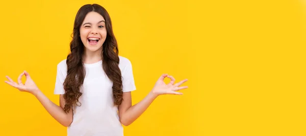 Engraçado Piscando Adolescente Menina Camisa Branca Segurar Mãos Ioga Aum — Fotografia de Stock