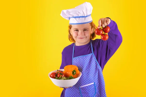 Kid Cook Tiene Pomodoro Ritratto Bambino Uniforme Cuoco Chef Boy — Foto Stock
