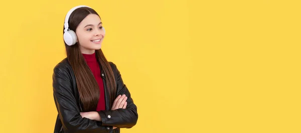Χαρούμενα Έφηβος Κορίτσι Ακούσετε Μουσική Ακουστικά Κίτρινο Φόντο Παιδικό Πορτρέτο — Φωτογραφία Αρχείου