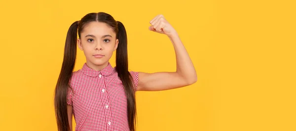 Ciddi Kız Çocuğu Güçlü Bir Jest Yapıyor Kollarını Sararmış Güçlü — Stok fotoğraf