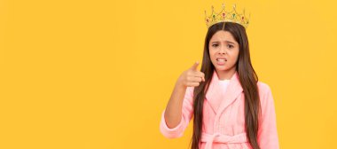 Bencillik ve bencillik. Tüh. Kafası karışık, bencil, tacını giymiş genç kız kamerayı işaret ediyor. Çocuk kraliçe prenses taçlandırılmış yatay poster tasarımı. Başlık, kopyalama alanı
