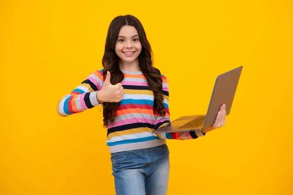 Fiatal Lány Diák Tartsa Számítógép Vicces Tanuló Laptoppal Sárga Háttérrel — Stock Fotó