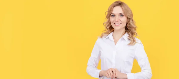 Mulher Negócios Loira Feliz Camisa Branca Empregado Retrato Facial Isolado — Fotografia de Stock