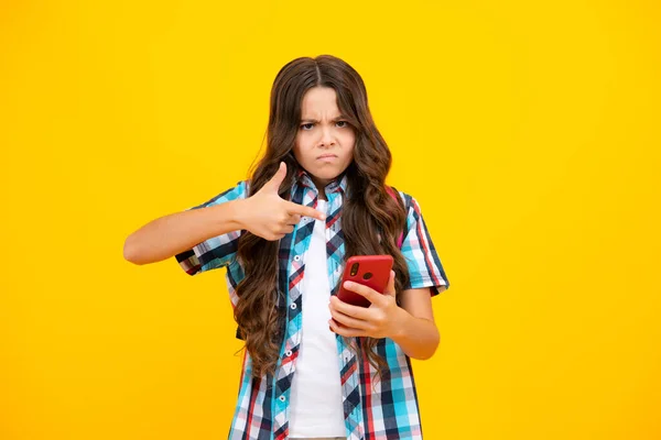 不快乐的青少年女孩 一个带着智能手机的少女使用手机 手机网络应用的青少年肖像 — 图库照片