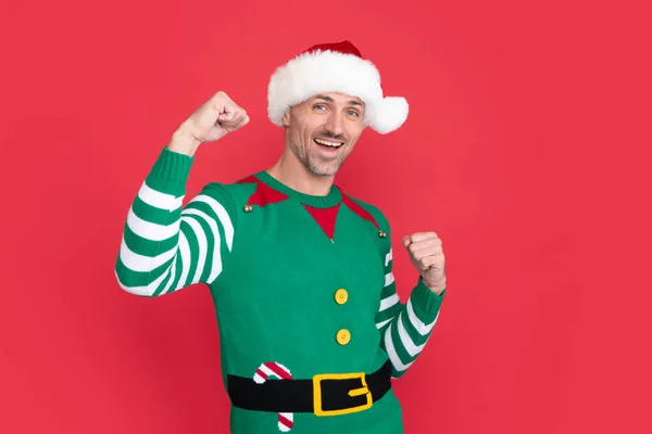 Glücklicher Erfolgreicher Mann Elfenkostüm Weihnachtsmann Mit Weihnachtsmann Hut Auf Rotem — Stockfoto